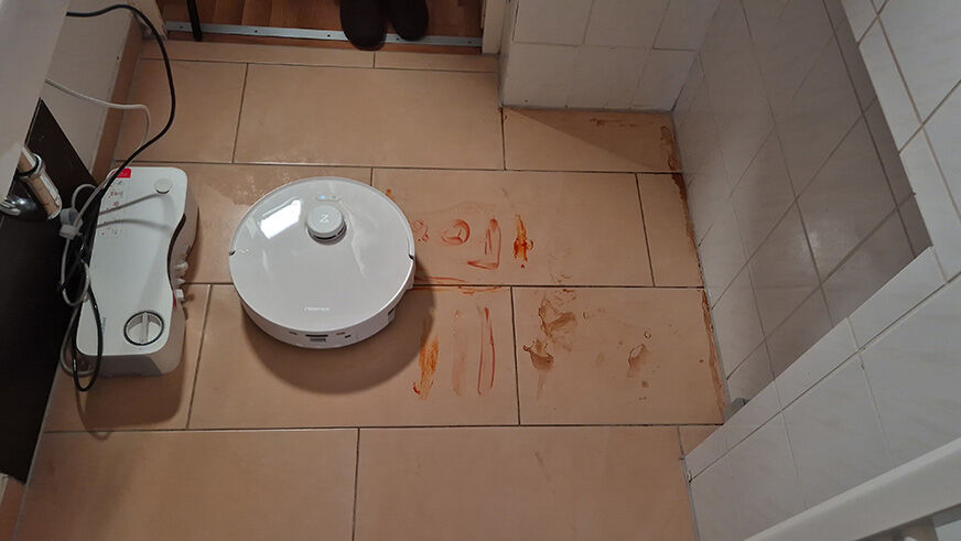 Eingetrockneter Ketchup, Kaffee und Mayo auf dem Boden – bereit für den Extremtest mit dem Roborock Qrevo Curv 2 Flow.